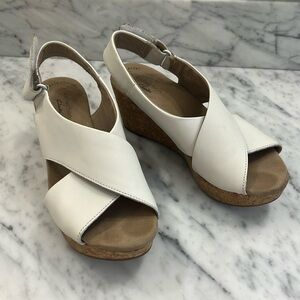 Clarks Annadel Eirwyn wedge sandals —-size 7 but fit more like a 6 1/2.